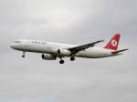 Ein Turkish Airlines A 321 bei der Landung in Frankfurt am Main am 16.07.2008.