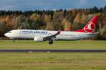 TK Flug 1385 bei der Ladung in Friedrichshafen, die Boeing 737-800 (TC-JFU) kam aus Istanbul, und setzt hier auf runway 24 in FDH in kürze auf, 02.11.2013