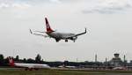 Turkish Airlines bei der Landung in Berlin-Tegel, eine Air Berlin muss warten.
