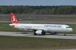 TC-JSC Turkish Airlines Airbus A321-231  in Tegel zum Gate am 29.04.2015