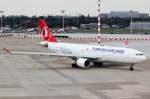 Turkish Airlines TC-JIY rollt zum Start in Düsseldorf 13.9.2015