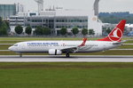 TC-JGJ Turkish Airlines Boeing 737-8F2(WL)  bei der Landung am 20.05.2016 in München