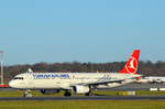 Turkish Airlines Airbus A321 TC-JSC Arnavutköy (Arnavutköy ist ein Stadtteil von Istanbul im Westen der Stadt) beim rollen zum Start am Flughafen Hamburg Helmut Schmidt aufgenommen am