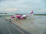 Eine Maschine von Wizzair nach der Ankunft am Dortmunder Flughafen aus Kattowitz.