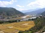 Ein Blick auf die Piste 15 des Airports Paro in Bhutan am 22.10.2012