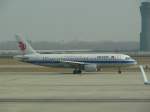 Airbus A320-214 mit der Kennung B-2377 in Peking