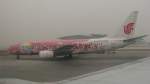 Diese Boeing 737-800 sah ich an einem Nebeltag in Peking. Die Kennung von Air China war B-2642. 24.2.2010