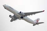 Dragonair, B-HLE, Airbus A330-342, msn: 109, 18.April 2014, HKG Hong Kong.