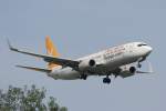 Pegasus Airlines B 737-86N/WL)TC-AAP im Landeanflug in Berlin-Schnefeld am 06.06.2010