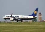 Ryanair B 737-8AS EI-DYF bei der Landung in Berlin-Schnefeld am 08.06.2010