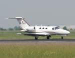 Private Cessna 510 Citation Mustang OE-FMY nach der Landung in Berlin-Schnefeld am 10.06.2010