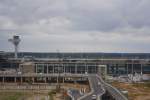 Der zuknftige  Single-Flughafen  in Berlin nimmt Formen an. Auf diesem Foto sieht man das Terminal, das sich noch im Bau befindet, die Zufahrtsstrae und den DFS-Tower (Copyright Matthias Weber, 17. August 2010)