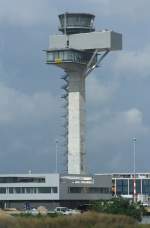 Der neue Tower der Deutschen Flugsicherung des neuen  Berlin Brandenburg Willy Brandt Airport . 
Er ist 72 Meter hoch, wurde von dem Stuttgarter Architekt Franz Ondra entworfen und kostete rund 35 Millionen Euro. Der Baubeginn war im April 2009 und das Richtfest wurde am 3. November 2009 gefeiert.
In ihm werden in Zukunft elf Fluglotsen arbeiten. (Copyright Matthias Weber, 17. August 2010)