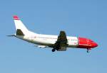 Norwegian Air Shuttle B 737-33A LN-KKS bei der Landung auf dem Flughafen Berlin-Schnefeld am 03.04.2009