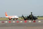 Germany-Army Eurocopter EC-665 Tiger UHT 98+26 mit einem Easyjet Airbus A 319-111  bei der ILA am 30.05.2008 auf dem Flughafen Berlin-Schnefeld