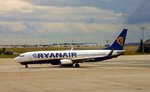 Ryanair Boeing 737 EI-DHE am 22.06.2016 in Berlin-Schönefeld. Aus dem Terminal heraus aufgenommen.