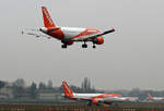 Easyjet, Airbus A 319-111, G-EZFW, Easyjet Europe, Airbus A 320-214, OE-ICT, TXL, 24.11.2018
