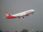 Air Berlin-Airbus A321-200 beim Start auf der Runway 08R des Berliner Flughafen Tegel