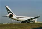Delta Air Lines, N813PA, Airbus A310-324. Die Maschine rollt ber eine Strassenbrcke zur Startbahn 26R. Anhand der Kennung kann man sehen, diese Maschine gehrte vorher zu den Bestnden der PanAm, die in Berlin unvergessen ist. Tegel 90er Jahre.