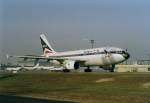 Delta Air Lines, Airbus A310-324. Auf dem Weg zur Startbahn 26R. Diese Bemalung hatte Delta einige Jahrzehnte lang, danach folgte ein schnellerer Wechsel. Die Nachfolgebemalungen waren aber nicht so besonders gelungen. Tegel 90er Jahre.    