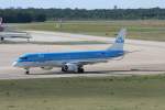 KLM Ciyhopper Embraer ERJ 190-100STD PH-EZE bei der Ankunft auf dem Flughafen Berlin-Tegel am 12.09.2009