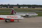 Qatar Airways Airbus A320-232 (Zulassung A7-AHC) und Air Berlin Airbus A319-112 (Kennung D-ABGO) auf dem Vorfeld in Berlin-Tegel am 19.08.10  