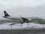 Lufthansa Regional(CityLine) Embraer ERJ-195LR D-AEBA am Morgen des 08.01.2011 auf dem Flughafen Berlin-Tegel