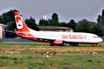 Eine Air Berlin-Boeing 737-800 beim Line-up bei der Tegeler Runway 26L am 18.