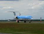 KLM-Cityhopper Fokker 70 PH-KZD auf dem Weg zum Start in Berlin-Tegel am 27.05.2011