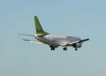 Air Baltic B 737-522 YL-BBM kurz vor der Landung in Berlin-Tegel am 02.06.2011