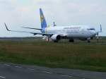 Ukraine International Airlines B 737-8HX UR-PSB auf dem Weg zum Start in Berlin-Tegel am 10.06.2011