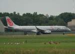 Fly Niki Embraer ERJ-190-100LR OE-IHA kurz vor dem Start in Berlin-Tegel am 09.07.2011