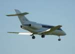 NetJets Europe Hawker 800XP CS-DRA kurz vor der Landung in Berlin-Tegel am 24.09.2011