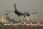 Air Berlin B 737-8Q8 D-ABBU kurz vor der Landung in Berlin-Tegel am 04.10.2011