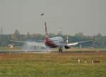 Air Berlin B 737-86J D-ABKD bei der Landung in Berlin-Tegel am 04.10.2011