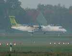 Air Baltic De Havilland Canada DHC-8-402Q YL-BAQ kurz vor dem Start in Berlin-Tegel an einem sehr trben Morgen des 29.10.2011