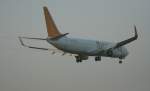 Pegasus Airlines B 737-82R TC-AAY kurz vor der Landung in Berlin-Tegel an einem sehr trben Morgen des 29.10.2011