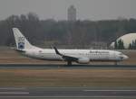 SunExpress B 737-86Q TC-SUO nach der Landung in Berlin-Tegel am 27.01.2012