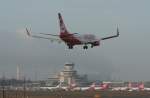 Air Berlin B 737-76N D-ABBS kurz vor der Landung in Berlin-Tegel am 09.03.2012