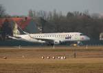 LOT Embraer ERJ-170-100STD kurz vor dem Start in Berlin-Tegel am 09.03.2012