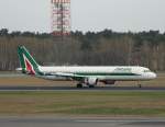 Alitalia A 321-112 EI-IXH nach der Landung in Berlin-Tegel am 15.04.2012