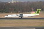 Air Baltic De Havilland Canada DHC-8-402Q YL-BAE nach der Landung in Berlin-Tegel am 25.03.2012