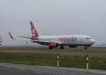 Air Berlin B 737-86J D-ABBC auf dem Weg zum Start in Berlin-Tegel im morgenlichen Nebel des 25.03.2012