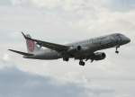 Fly Niki Embraer ERJ-190-100LR OE-IHA kurz vor der Landung in Berlin-Tegel am 09.06.2012