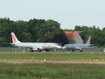 Fly Niki Embraer ERJ-190-100LR OE-IHD und OE-IHA kurz vor dem Start in Berlin-Tegel am 09.06.2012