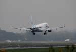 Flybe ERJ-175-200STD G-FBJA bei der Landung in Berlin-Tegel am 26.10.2014