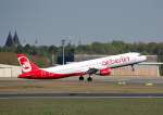 Ein Air Berlin Airbus A 321-211 D-ALSC startet in Berlin-Tegel, 25.04.09. 