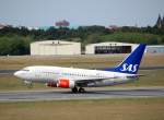 Boeing 737-683 LN-RPA der SAS startet auf dem Flughafen Berlin Tegel, 09.05.09.