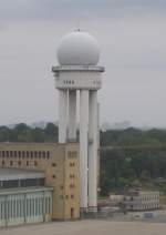 Der Radarturm des ehemaligen Tempelhof Airport (THF) im östlichen Teil des Flughafens. Er ist 71 Meter hoch und wurde 1982 konstruiert und gebaut. 
(10.09.09)


