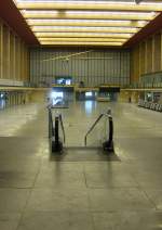 Vor rund 15 Jahren war in dieser Halle roch reges Treiben: Die  tote  Abflughalle des ehemaligen Berlin-Tempelhof-Airport. Das Foto stammt vom 18. August 2010, ca. zwei Jahre nach der traurigen Schließung 